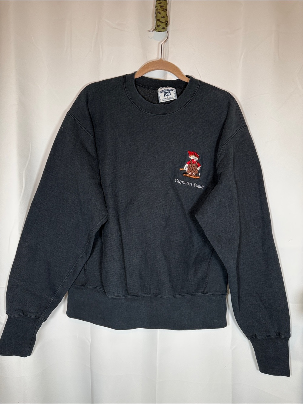 Lee crossgrain Carpenter Funds Black Sweatshirt with Red Bear Embroidery size L